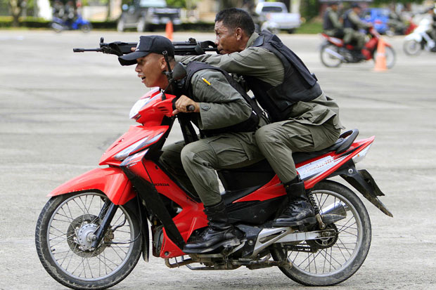 thai scooter cops 2.jpg (75 KB)